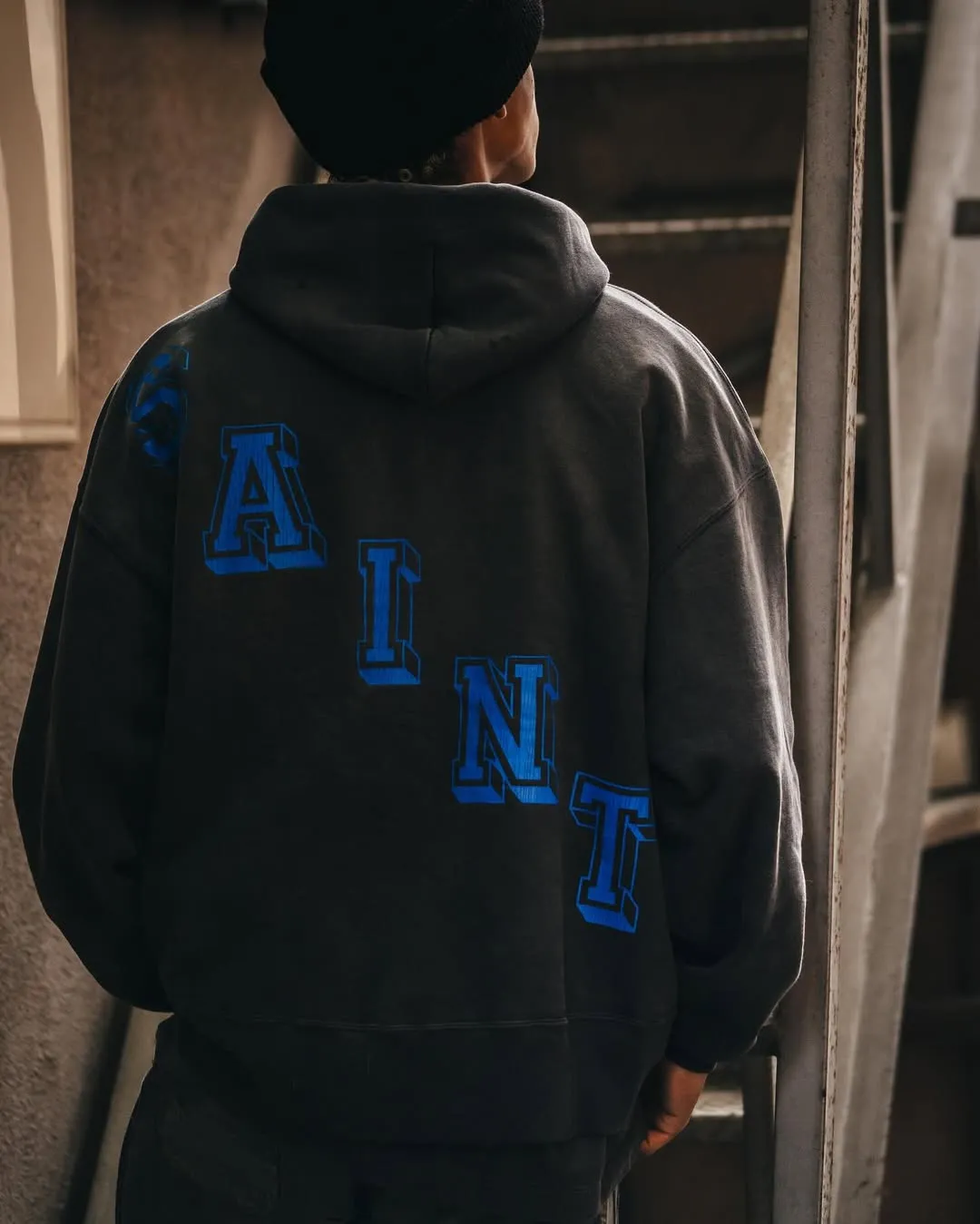 SAINT Mxxxxxx HOODIE/ANGEL/BLK 25 years new angel rebirth washed hoodie, washed black S-XL 25 years new version, revised many times, the version is more pure! Heavy washing water spray fading process, stronger distressing effect, handmade wormhole destruction treatment, genuine level distressed crack printing